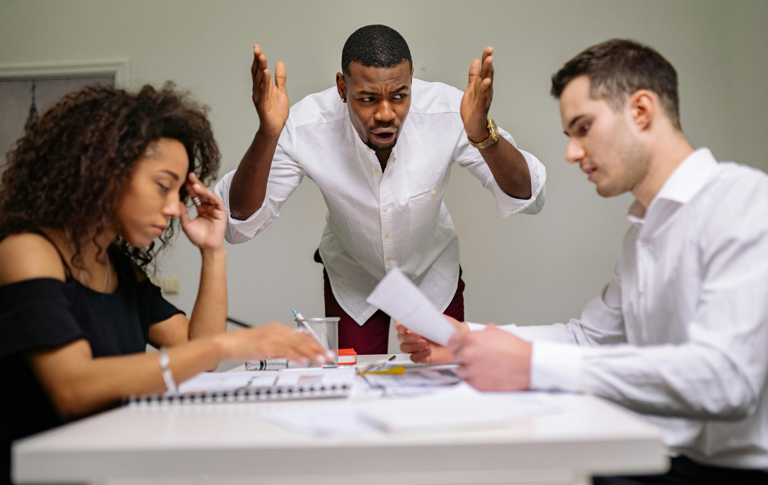 Altercation au travail conséquences et droits