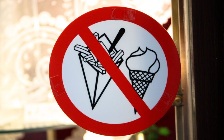 A sign in Brussels shows a prohibition on ice cream and fries in a restaurant setting. Un panneau à Bruxelles affiche une interdiction de crème glacée et de frites dans un restaurant.