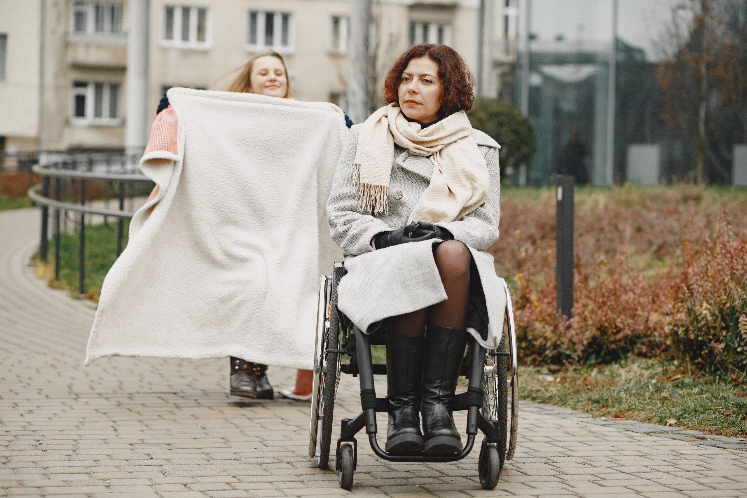 Mère en fauteuil roulant avec enfant dehors
