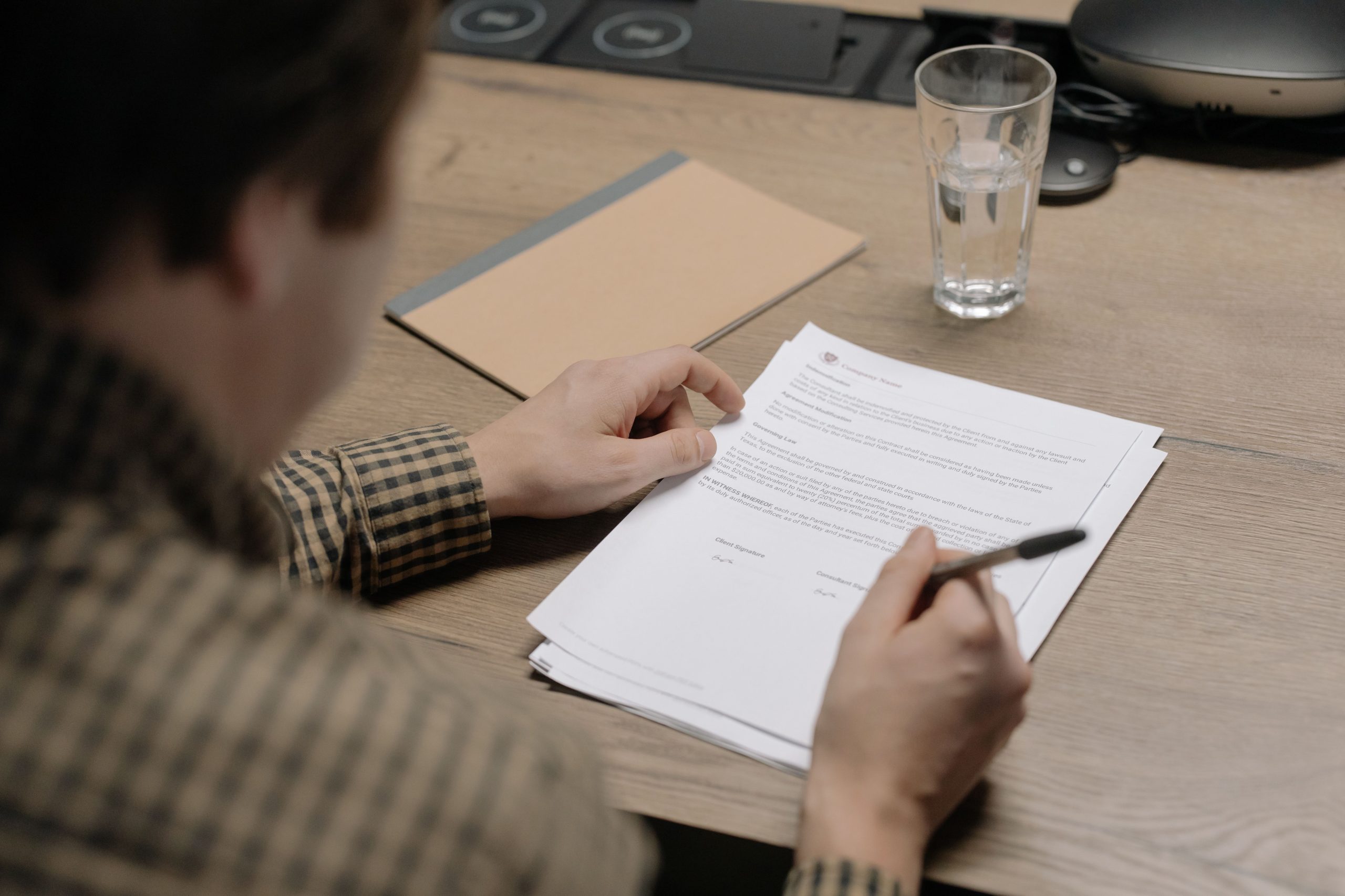 Personne mesurant saturation oxygène au bureau