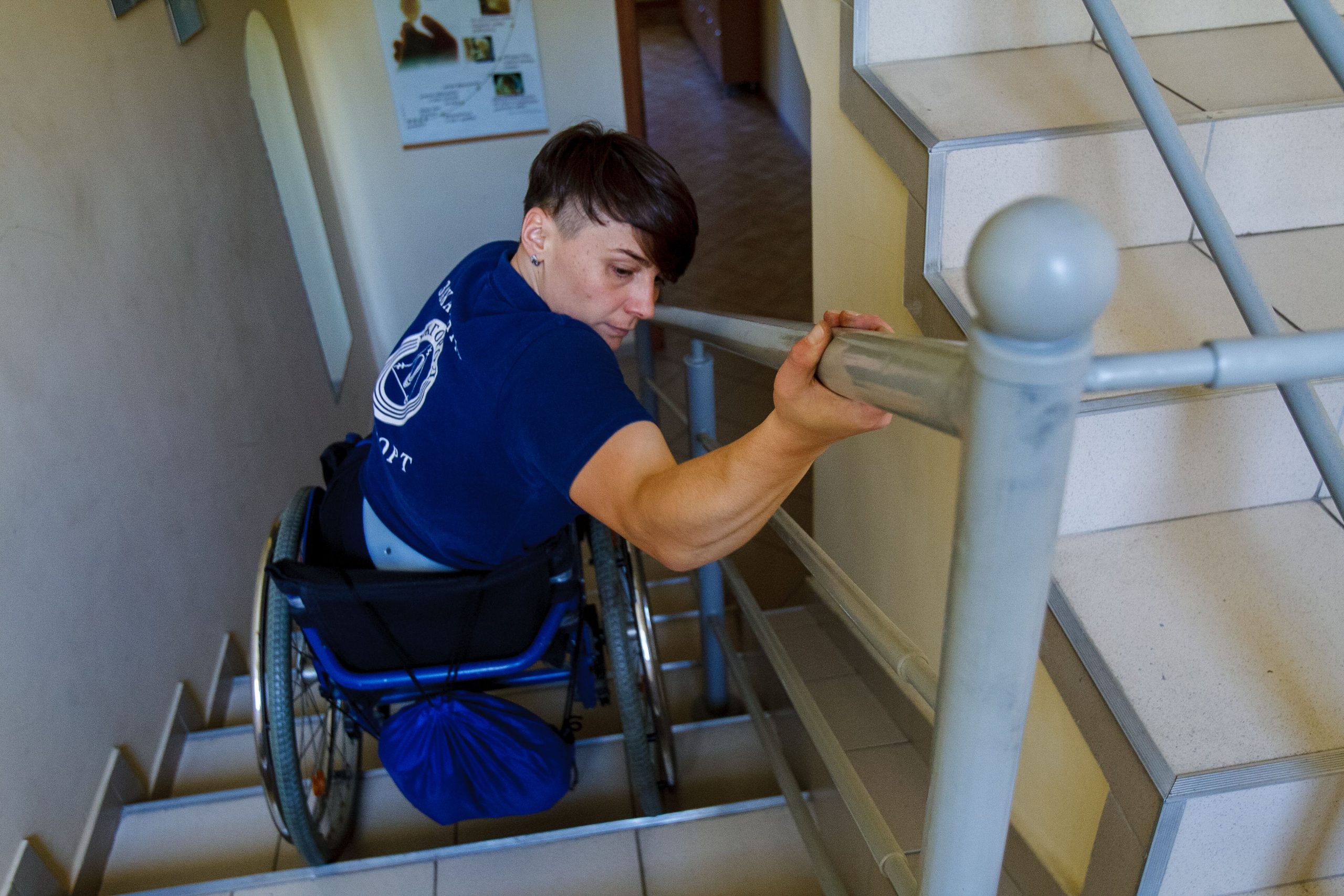 Personne en fauteuil roulant sur des escaliers