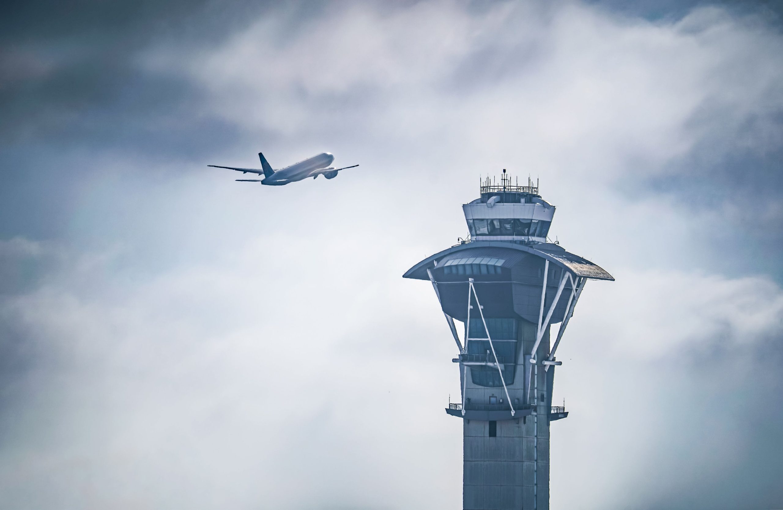 Avion décollant près de la tour LAX Los Angeles