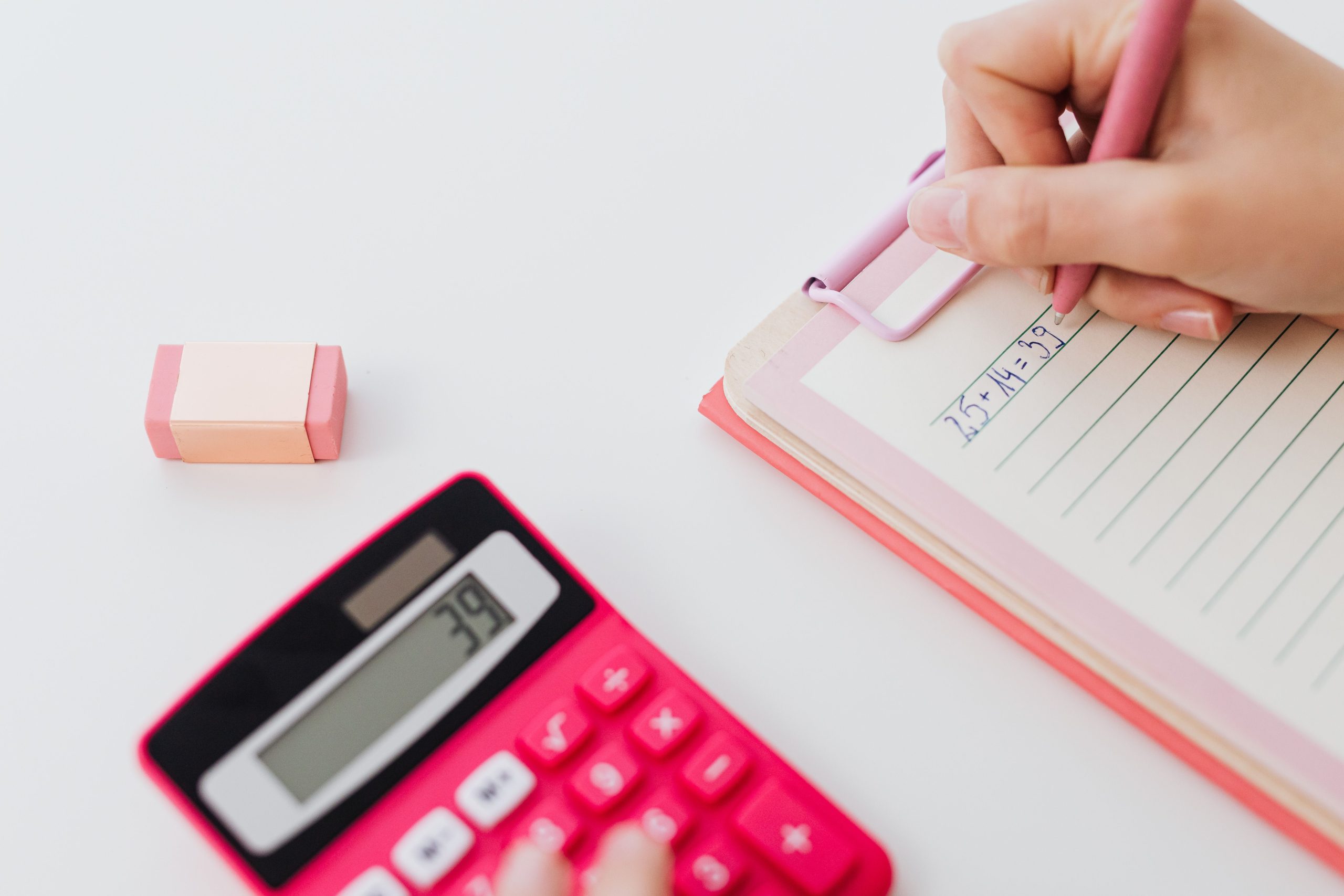 Mains utilisant calculatrice pour equations salariales