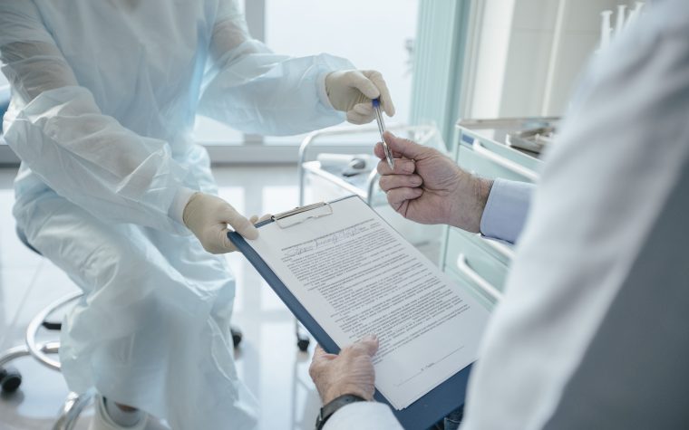 Médecin remettant un document au patient