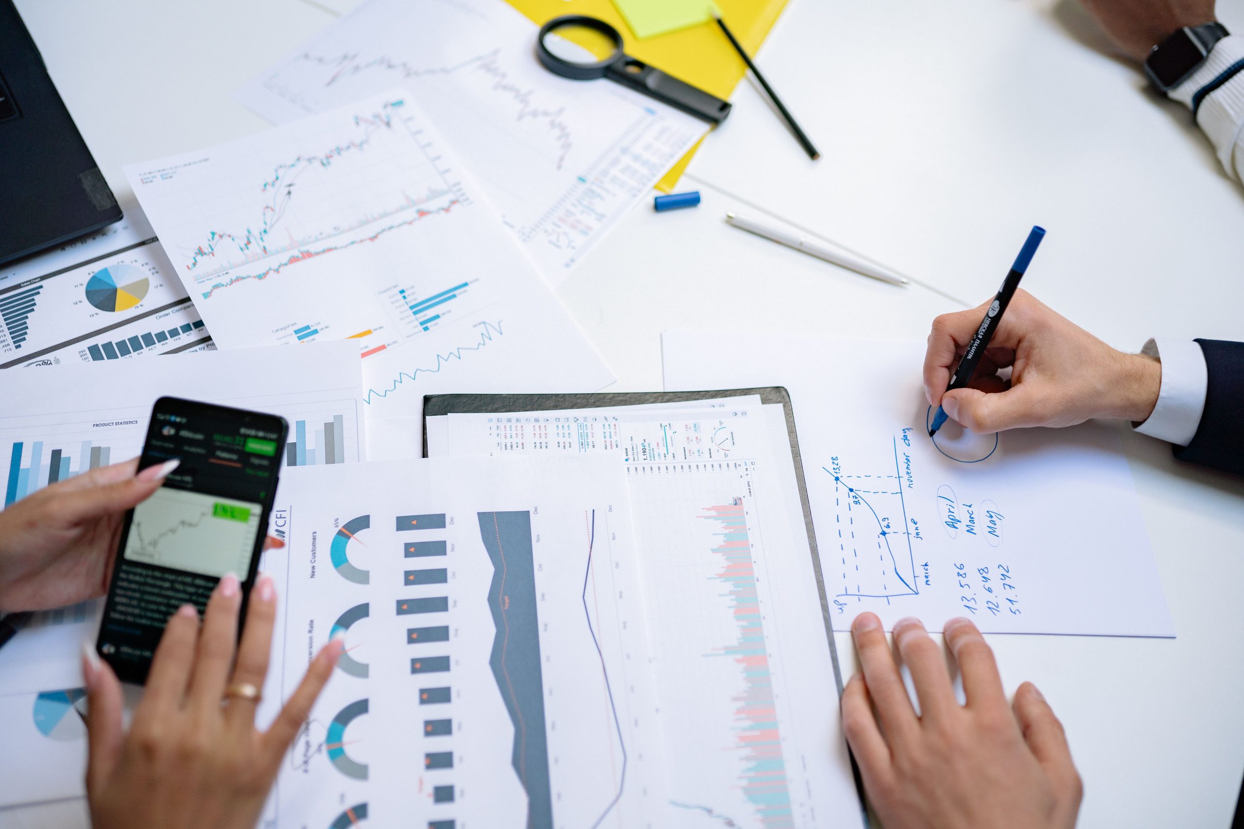 Équipe collaborant sur des graphiques financiers