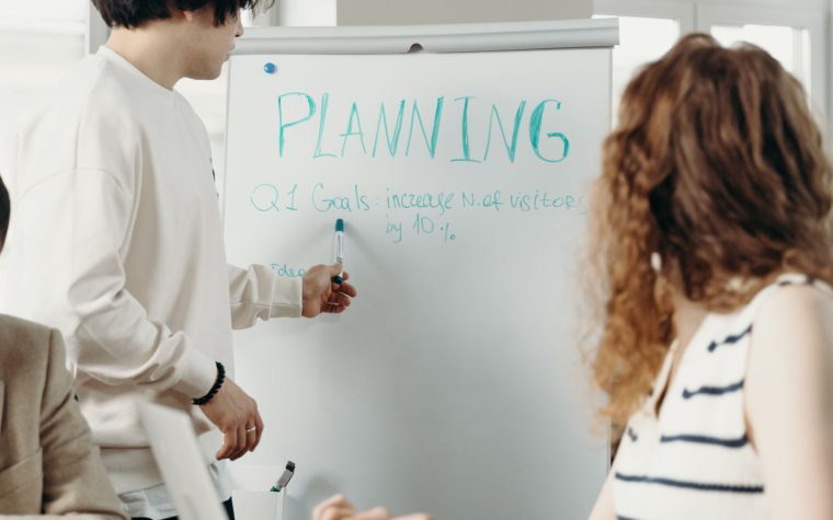 Professional colleagues brainstorming and planning during a business meeting in a modern office setting. Des collègues professionnels brainstorming et planification lors d'une réunion d'affaires dans un cadre de bureau moderne.