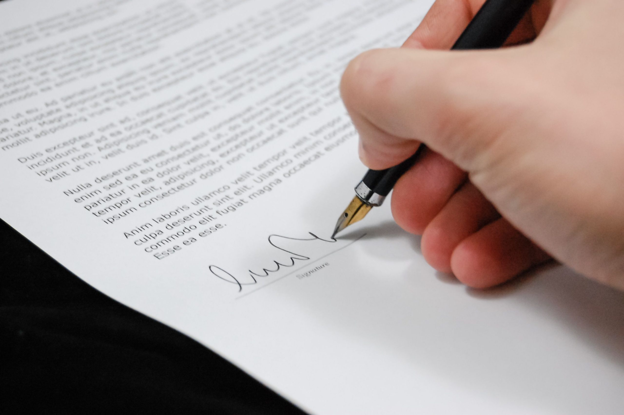 Signature d'un document legal avec stylo