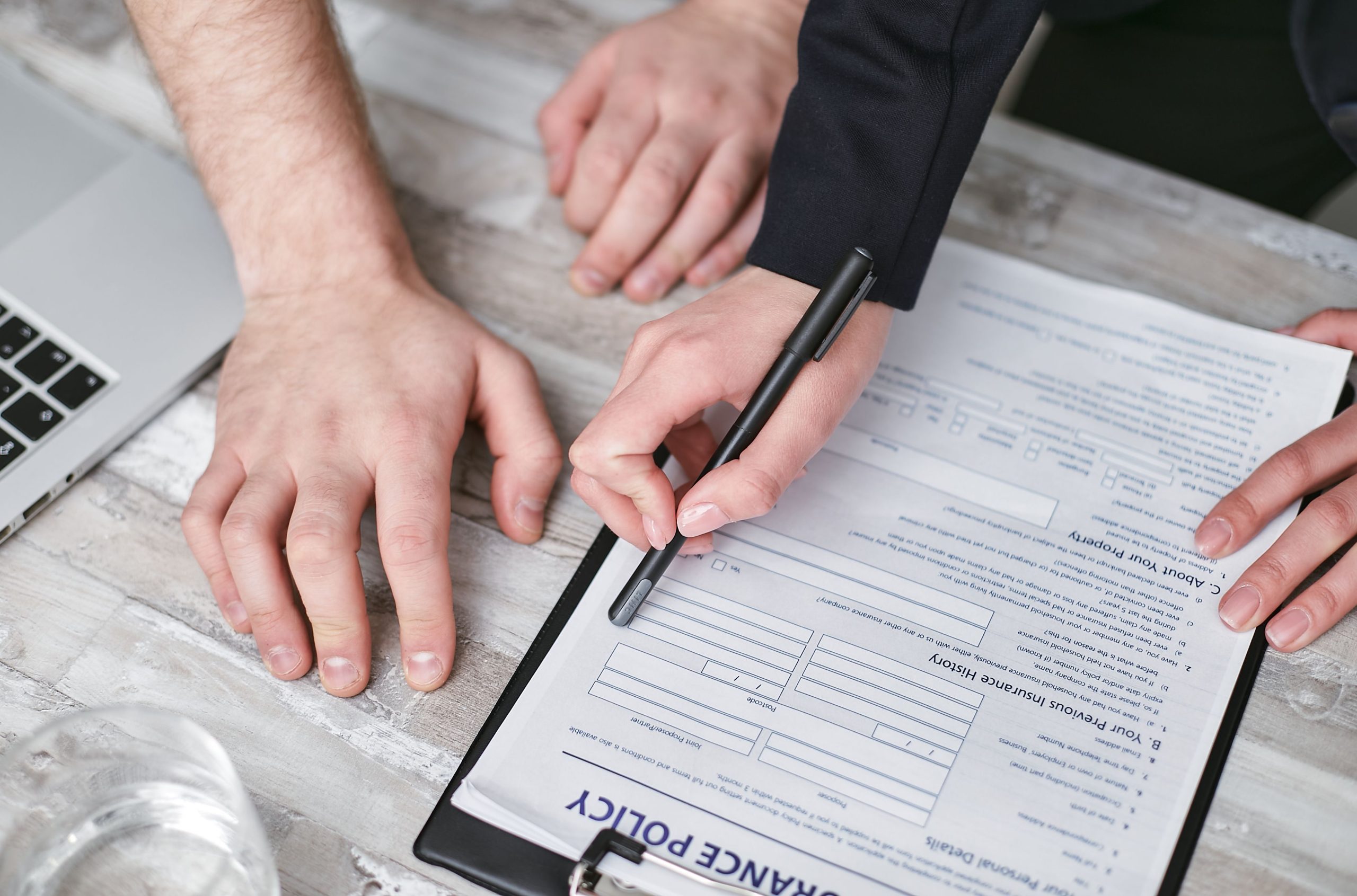 Deux personnes signant un contrat d'assurance