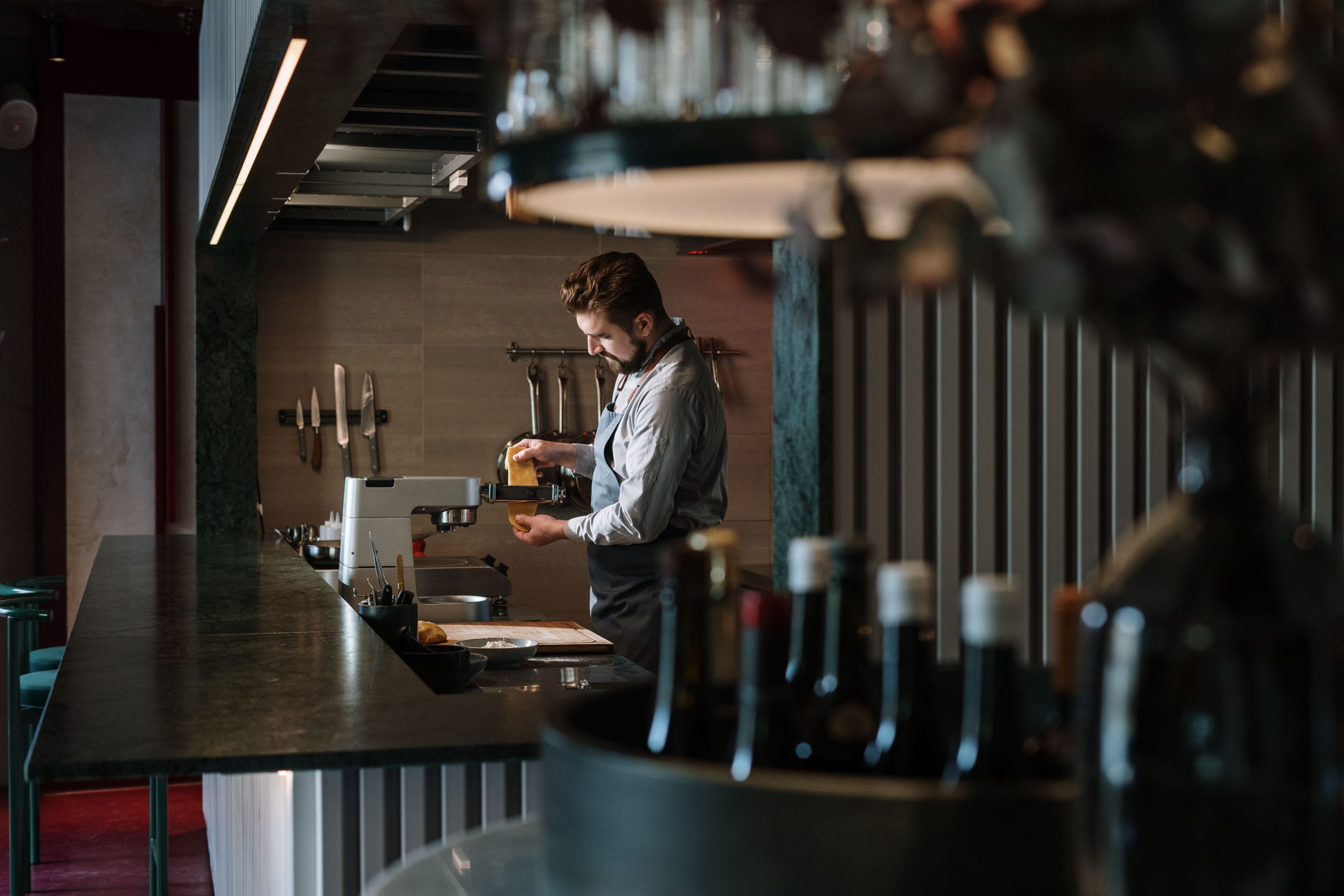 Chef prépare minutieusement un plat contemporain