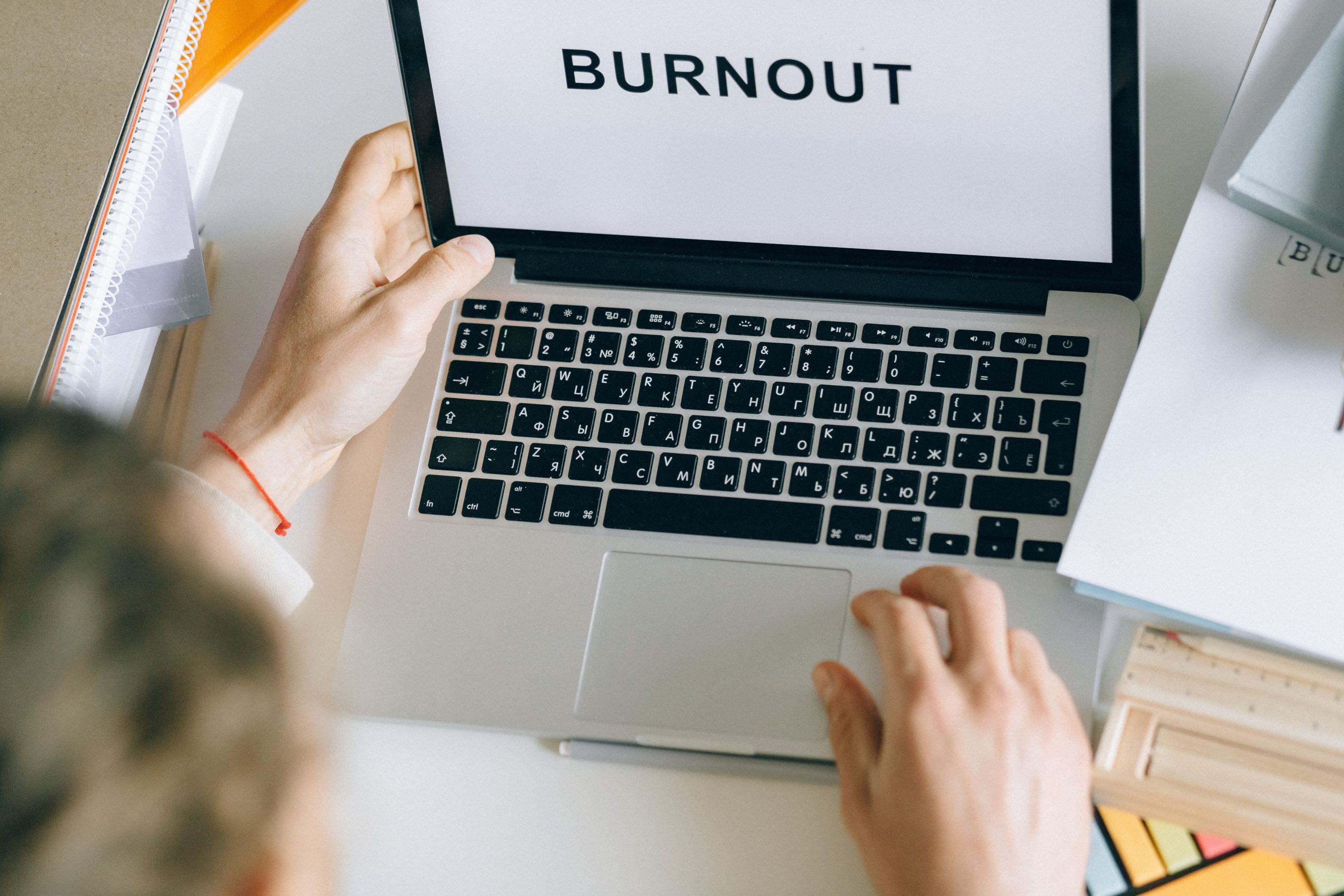 Personne tapant burnout sur un ordinateur portable