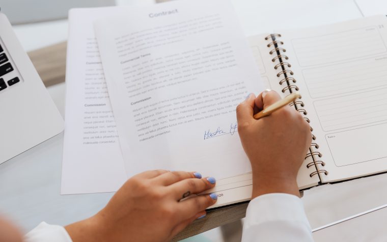 Mains signant un contrat de commodat juridique