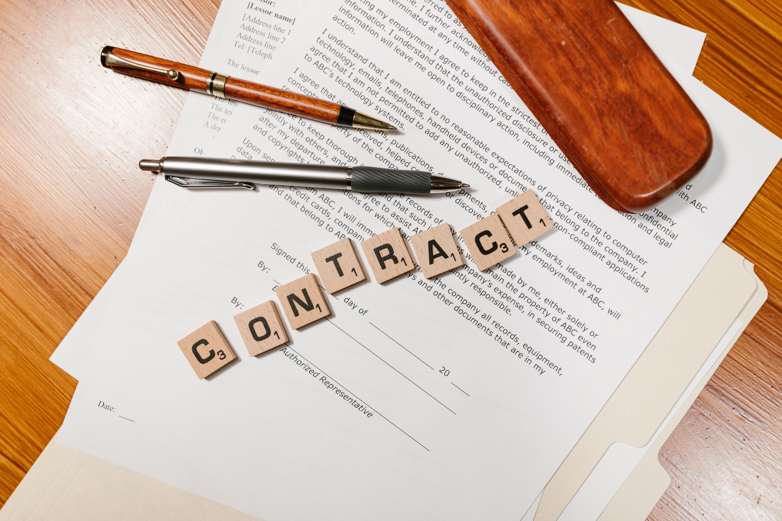 Papiers contrat et mot commodat en lettres