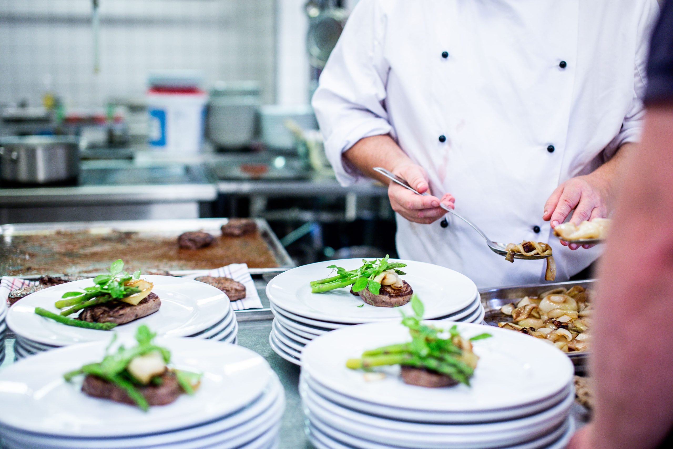 Chef prépare des plats gastronomiques professionnels