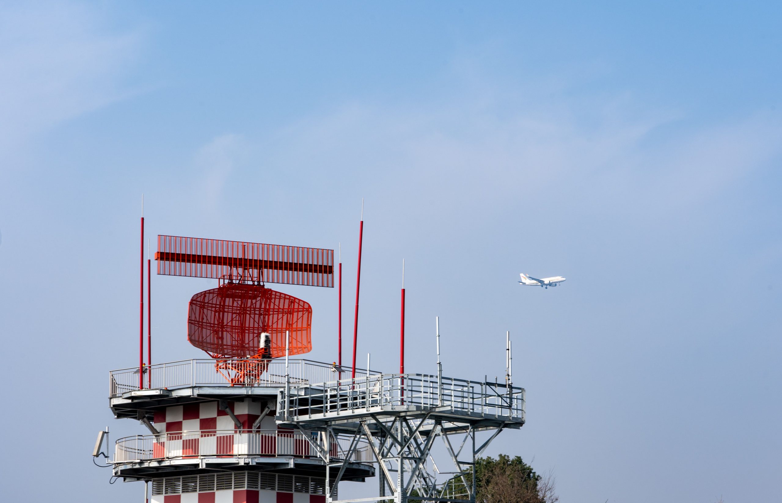 Tour radar et avion technologie aérienne