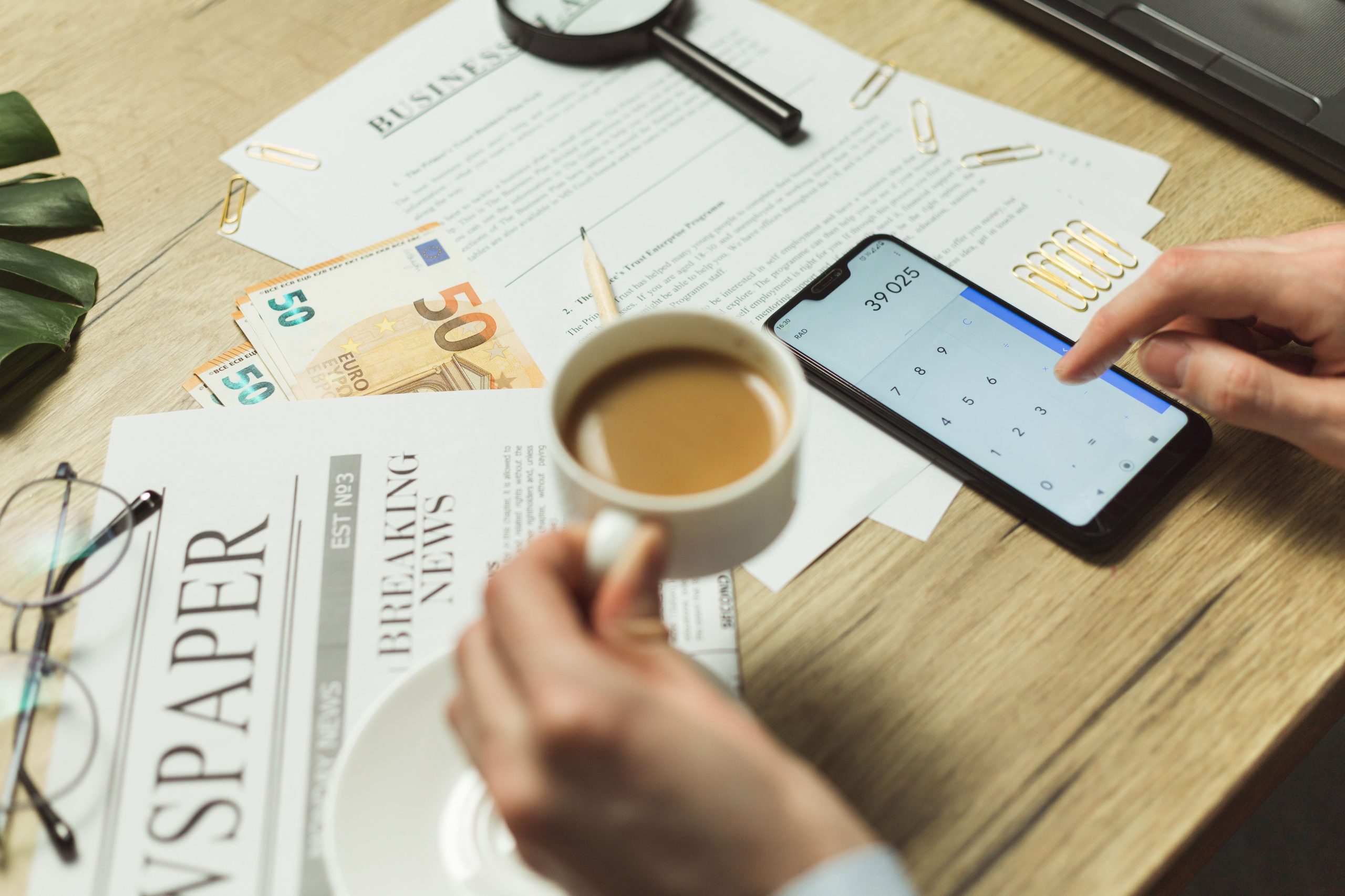 Espace travail affichant documents financiers et argent