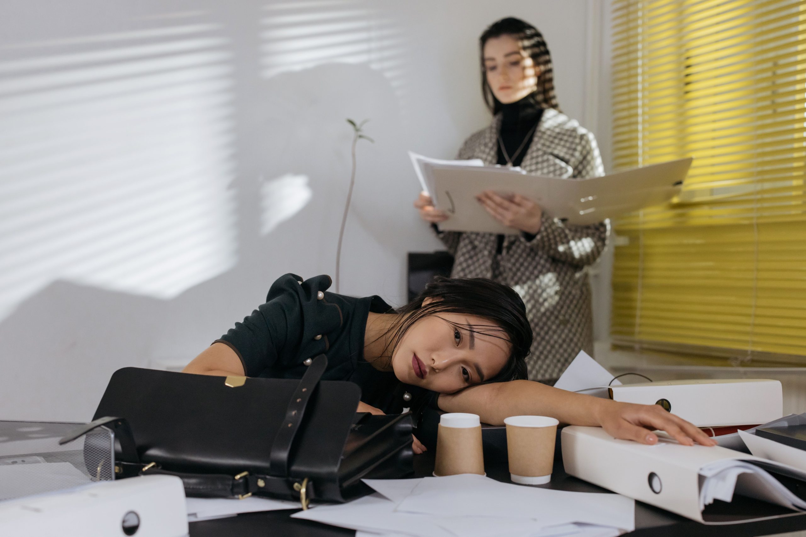 Employé effondré sur des documents au bureau