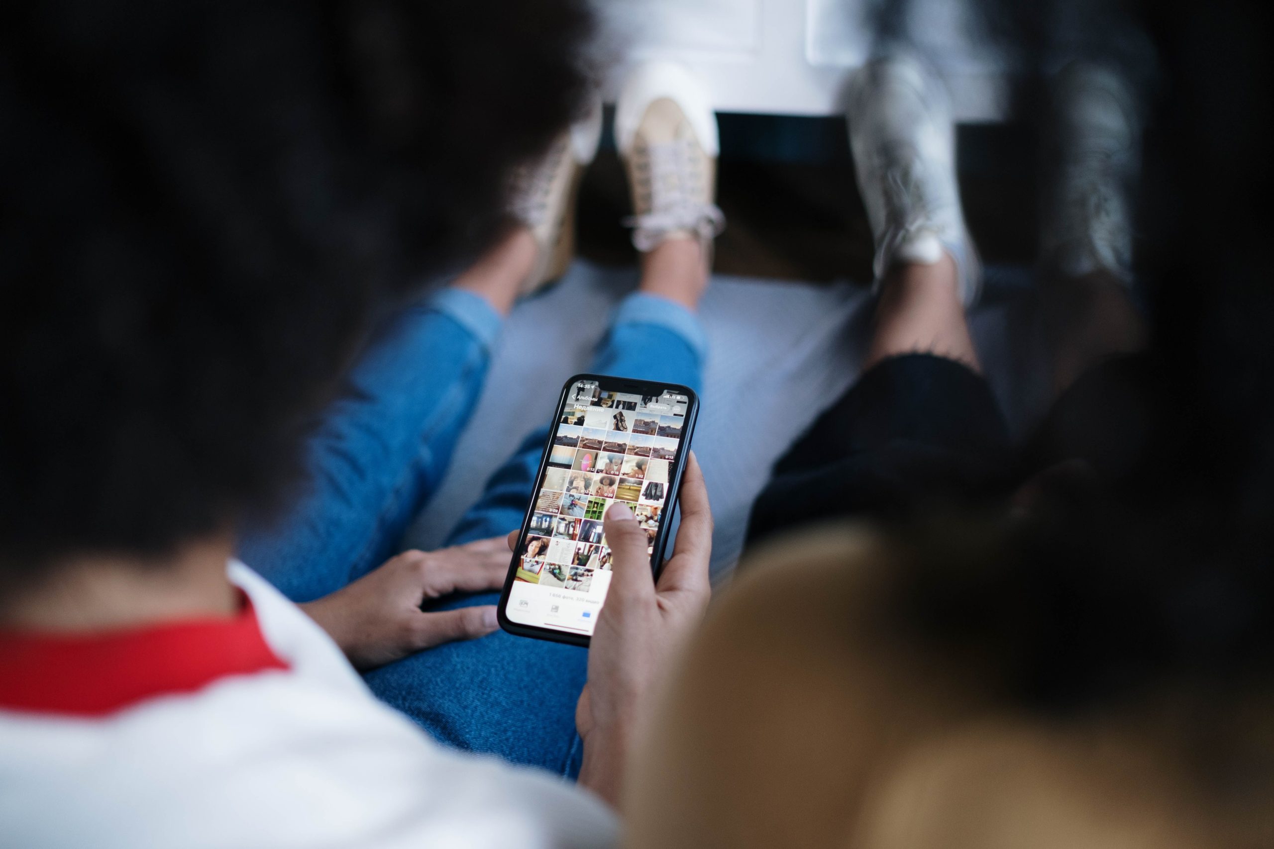 Deux jeunes femmes naviguant Instagram ensemble