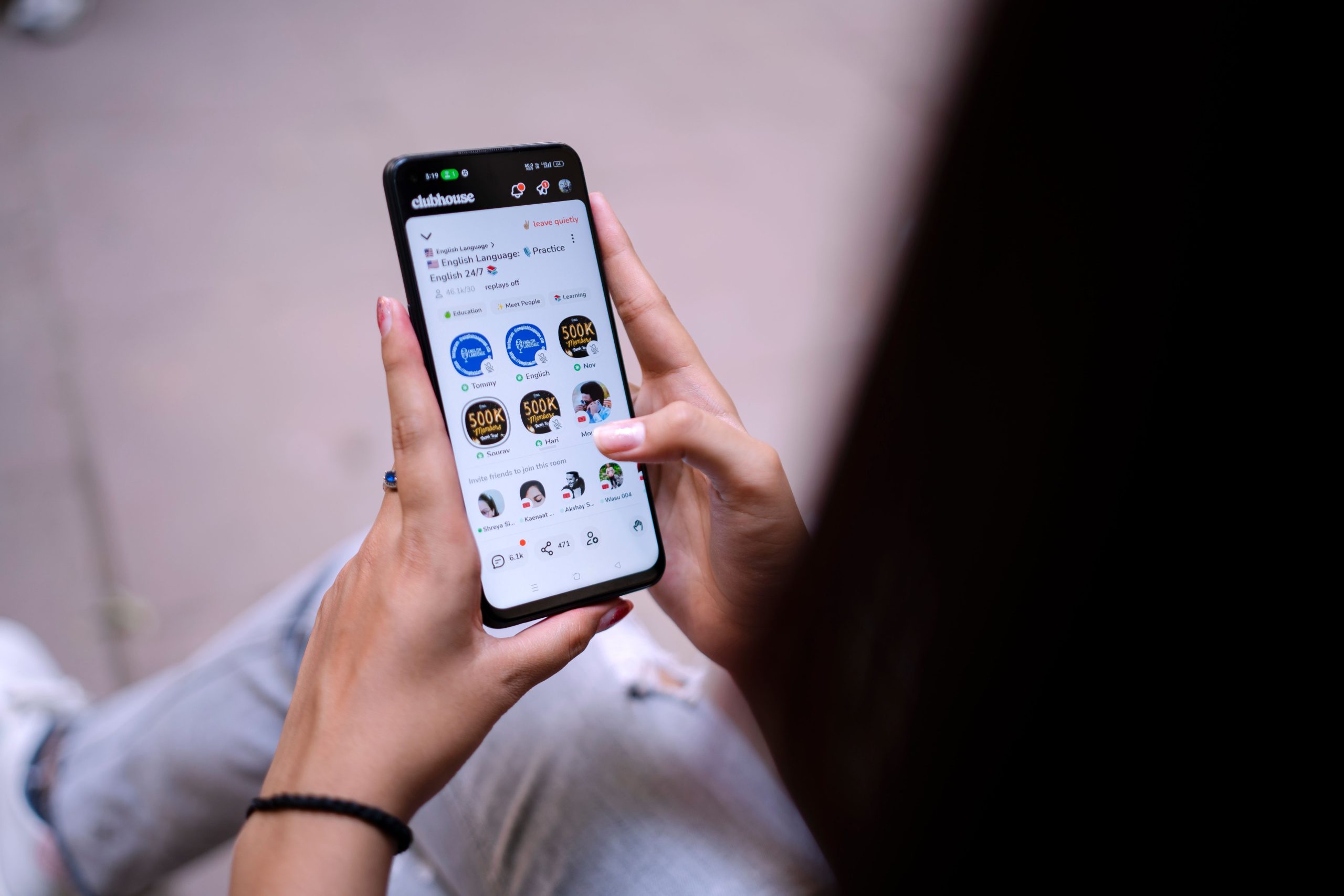 Femme consultant application Instagram sur téléphone
