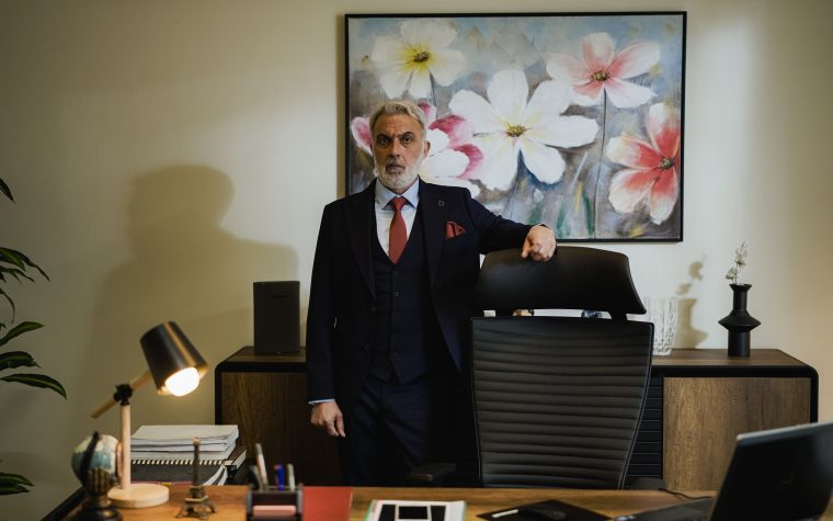 Homme d'affaires mature confiant en costume