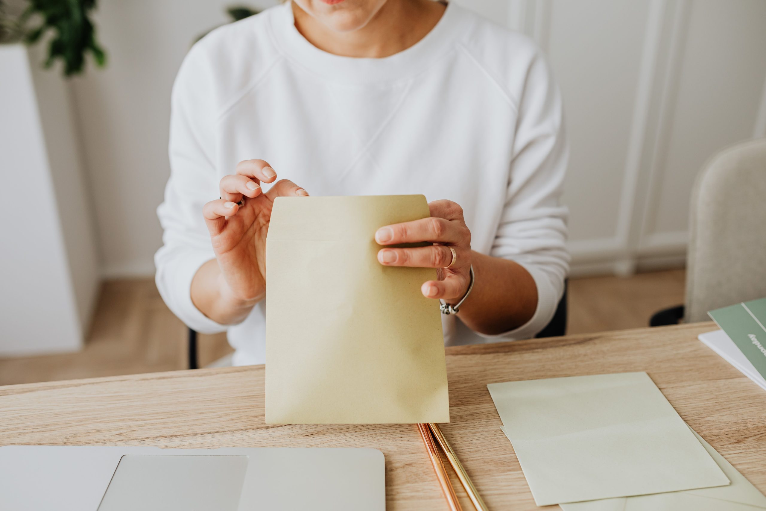 Femme scellant une enveloppe marron