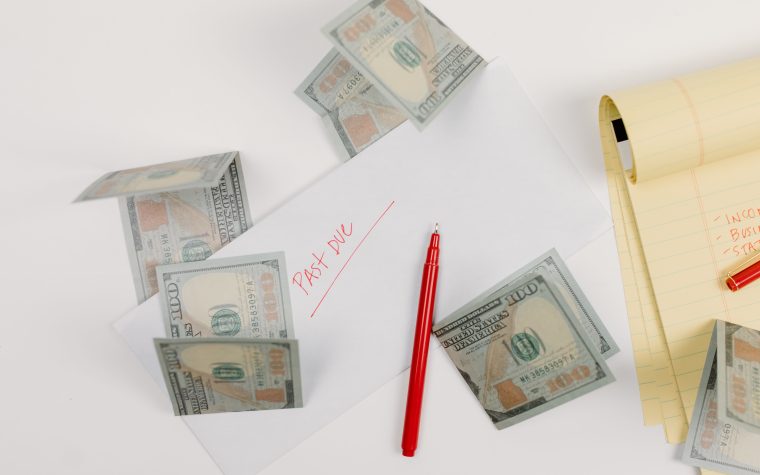 Billets éparpillés avec enveloppe impayée