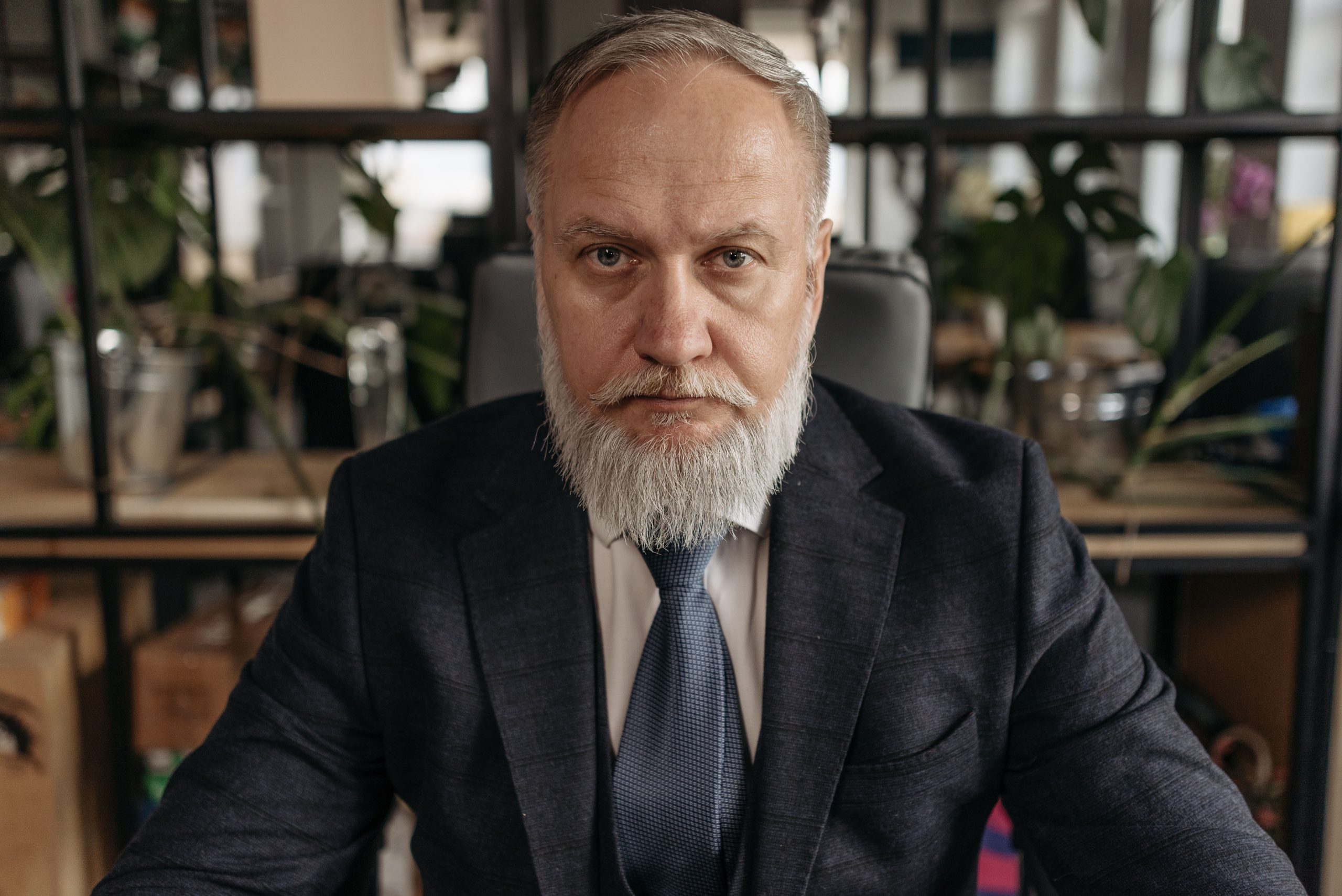 Portrait d'un homme d'affaires senior en bureau