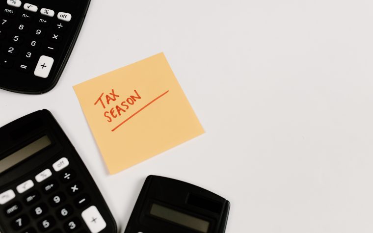 Calculatrice et note autocollante saison fiscale
