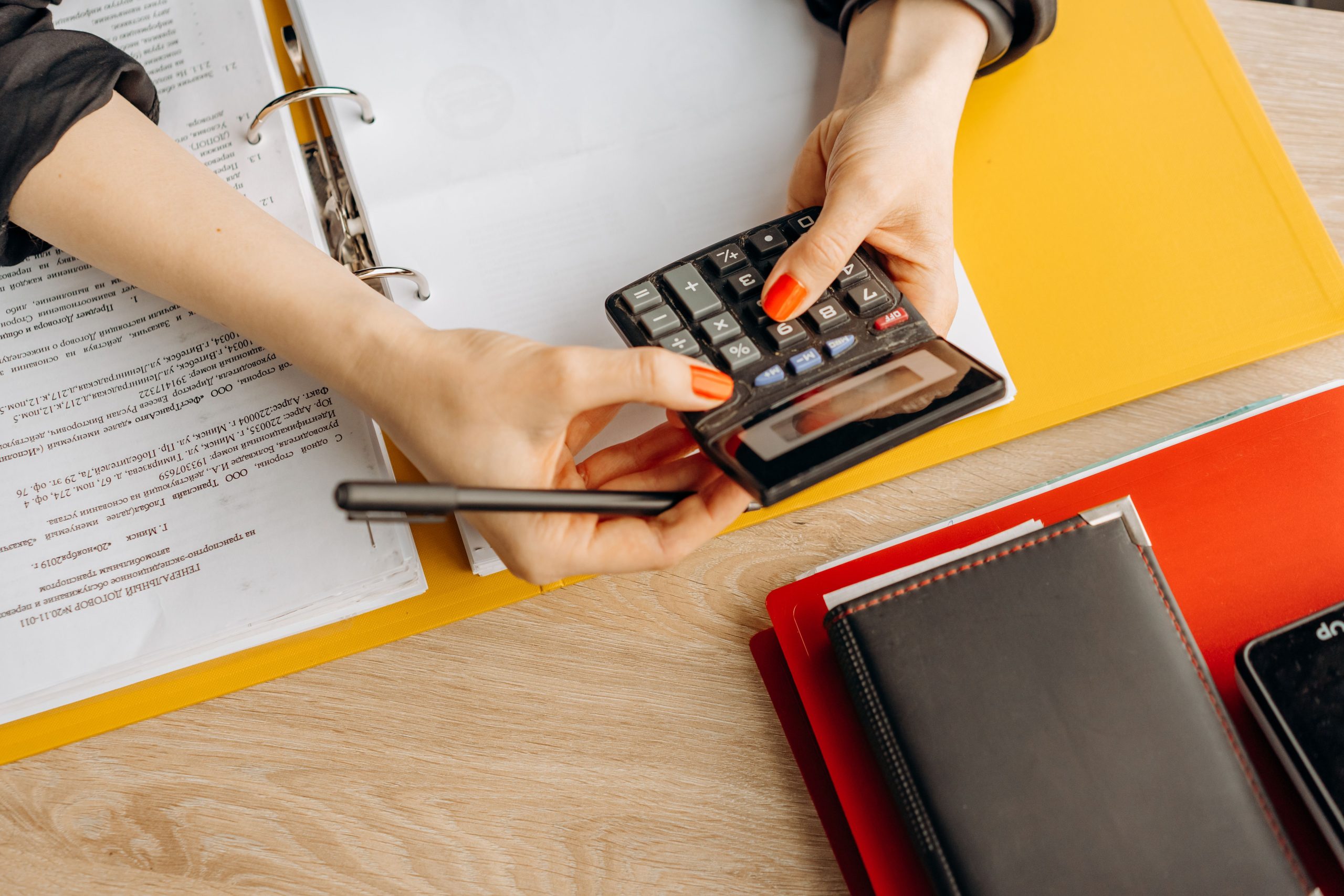 Mains utilisant calculatrice avec documents bureau