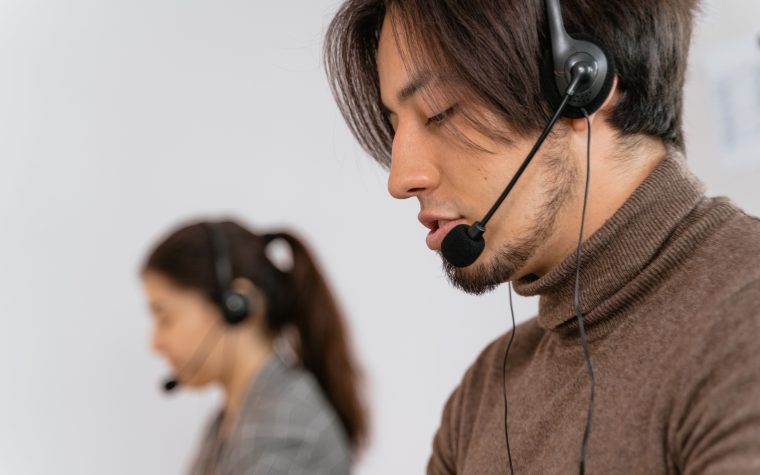 Agents centre d'appels avec casques aidant clients