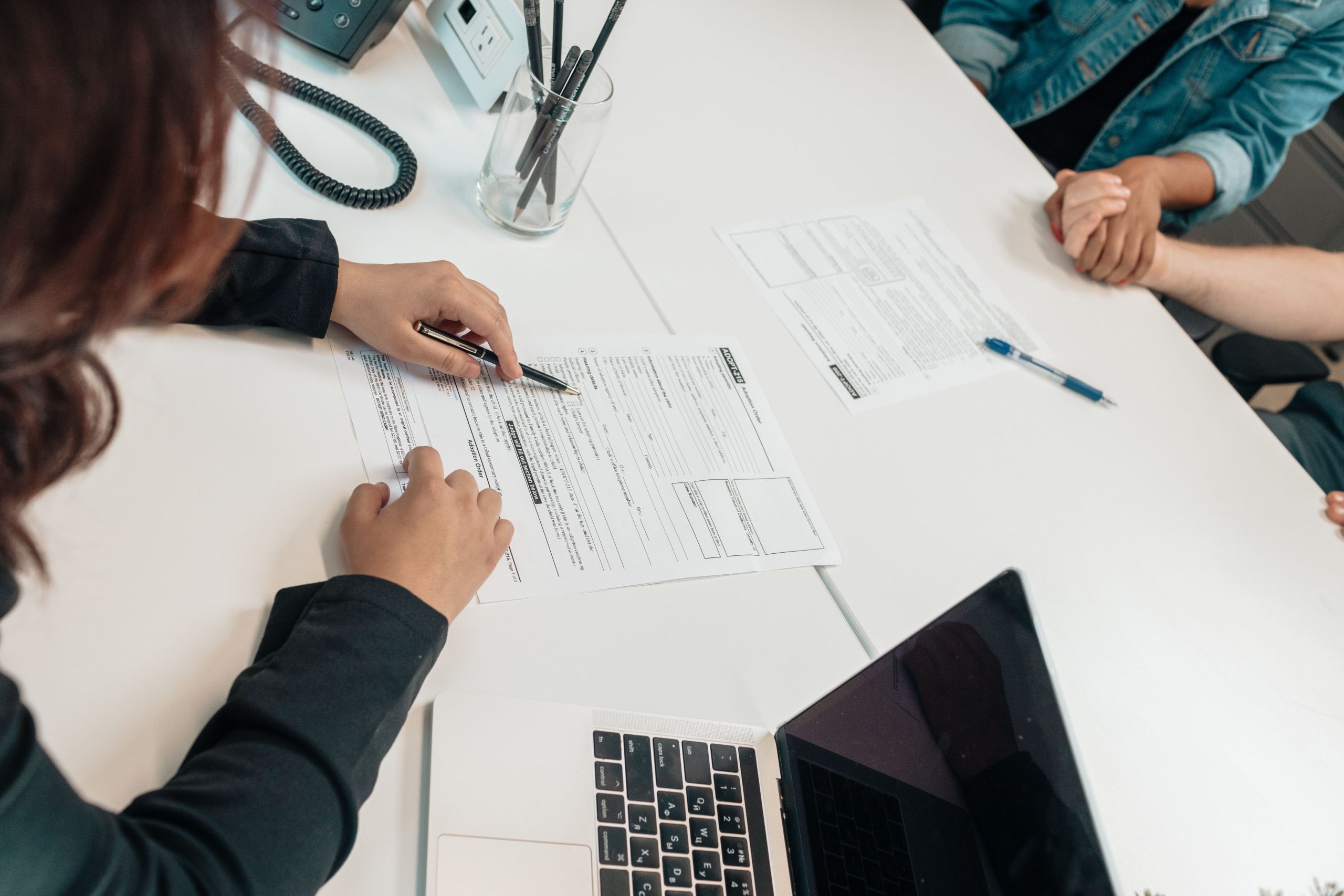 Réunion professionnelle signature contrat bureau