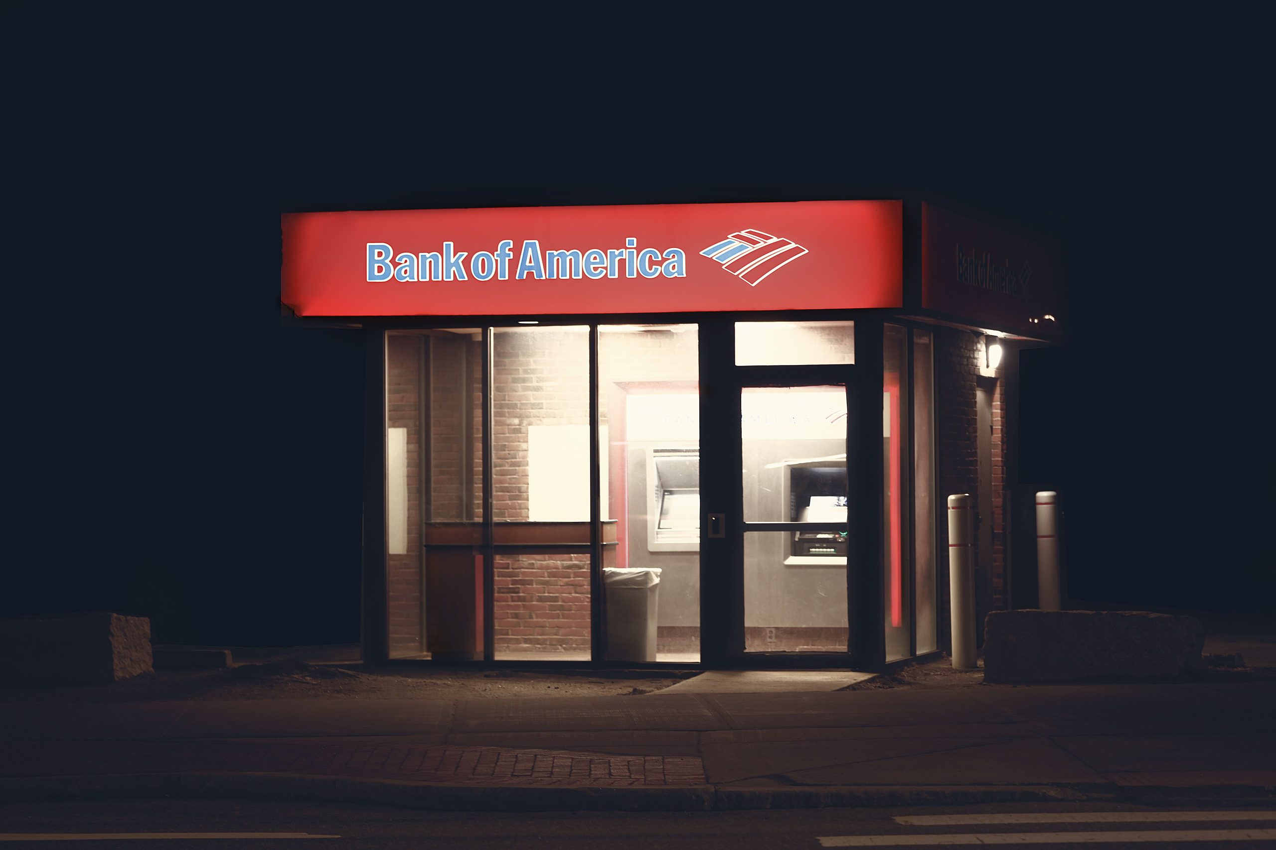 Distributeur automatique bancaire illuminé la nuit