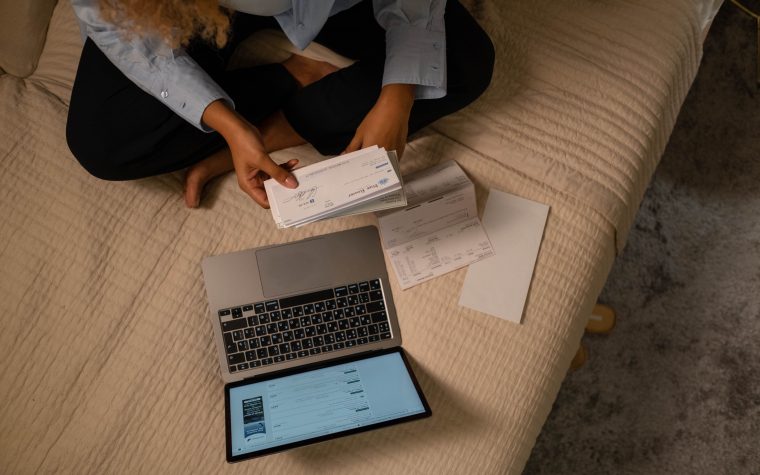 Femme organisant ses finances avec un ordinateur portable
