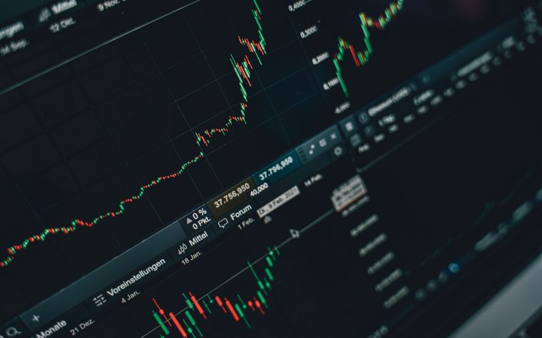 Écran de trading affichant graphiques financiers et croissance