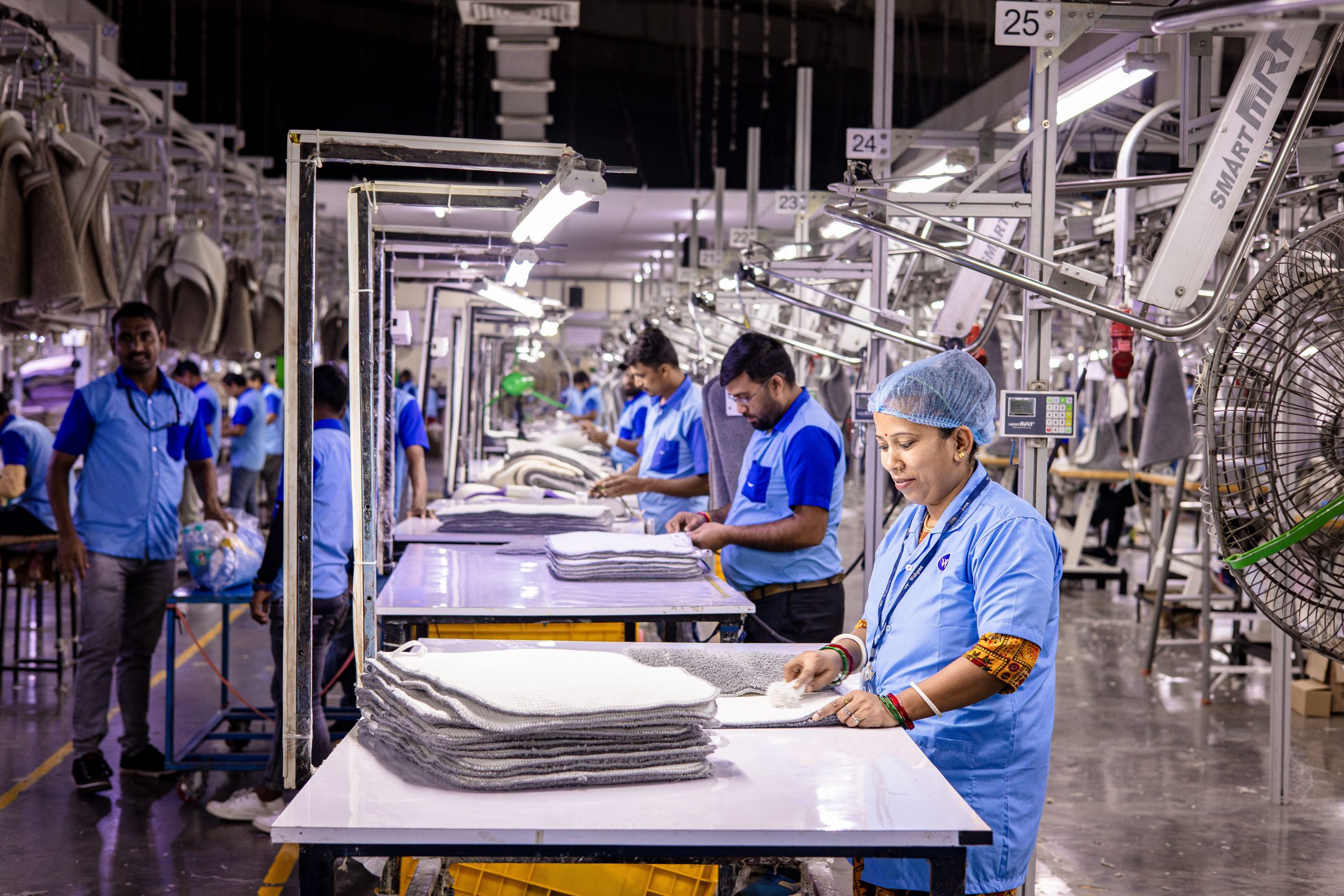 Ouvriers textile contrôlant qualité vêtements usine