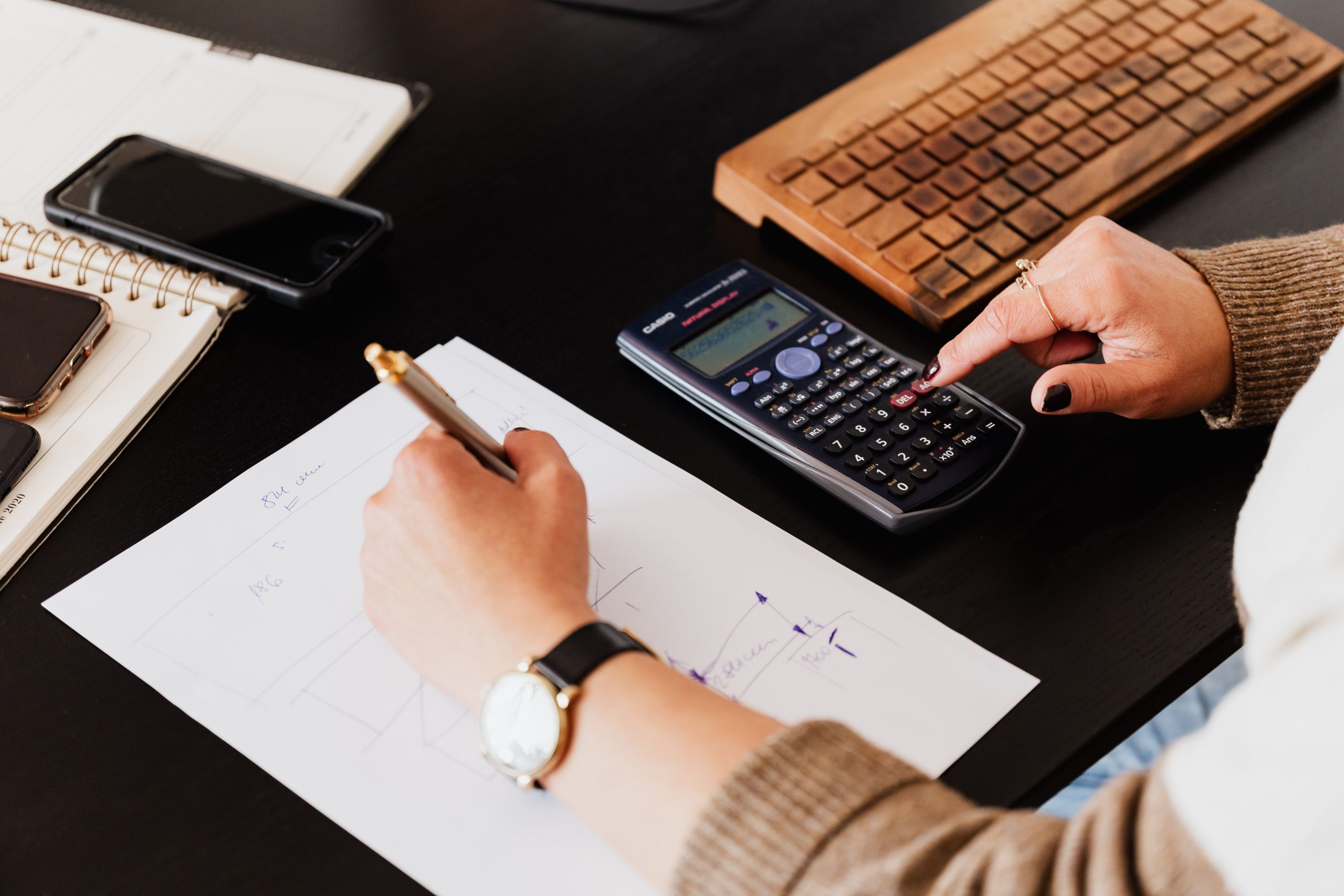 Comptable femme calculant heures supplementaires au bureau