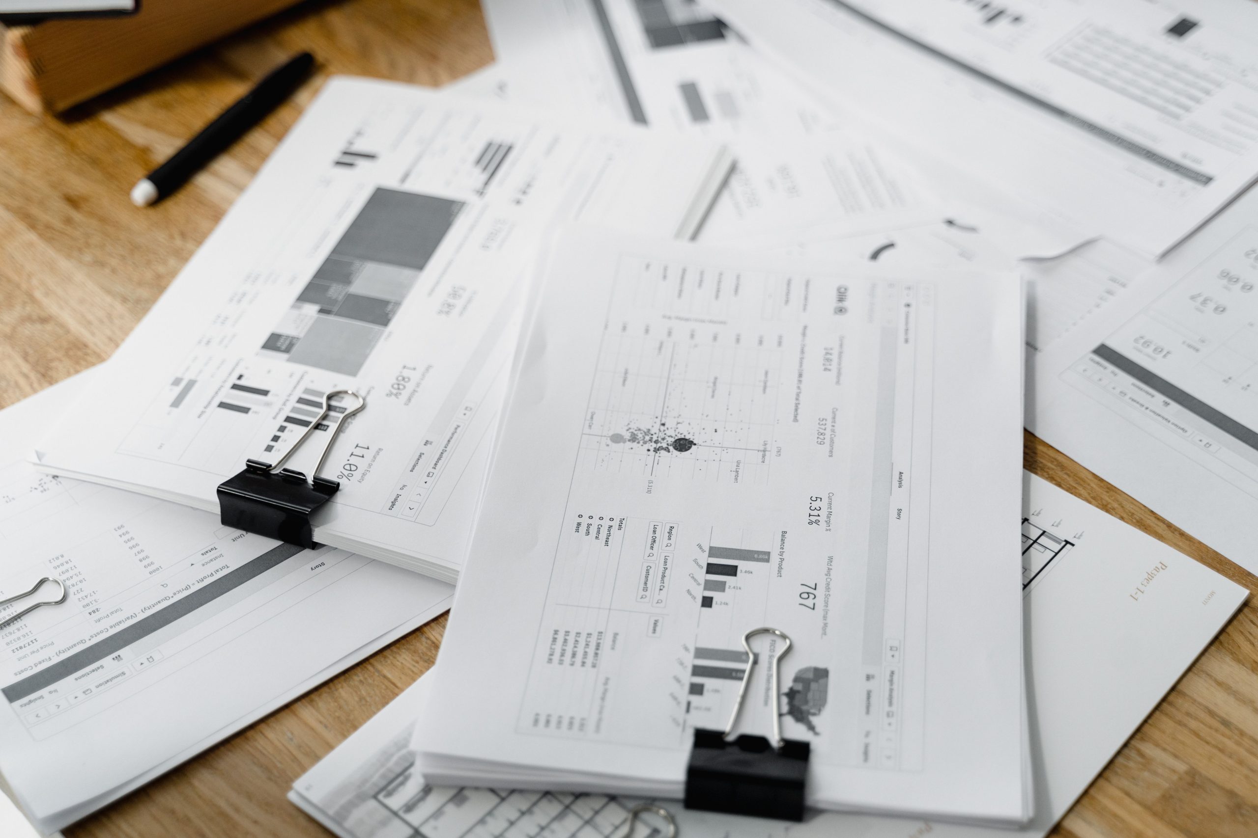 Rapports financiers et graphiques sur un bureau