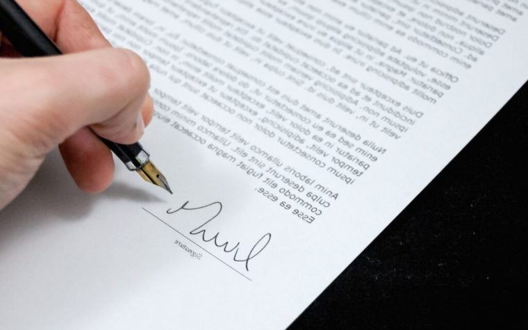 Signature d’un contrat au stylo plume