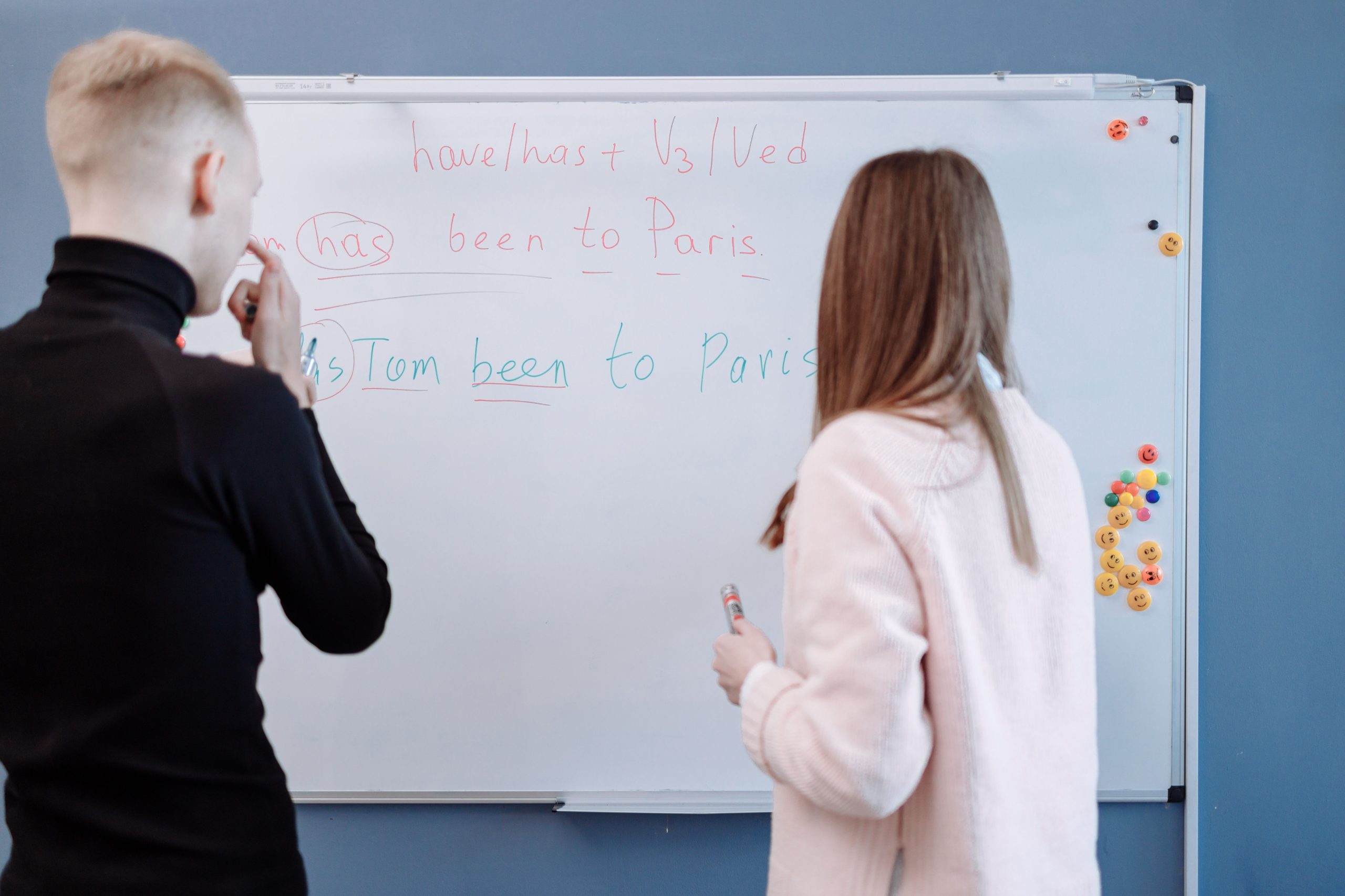 Deux étudiants étudiant grammaire anglaise tableau