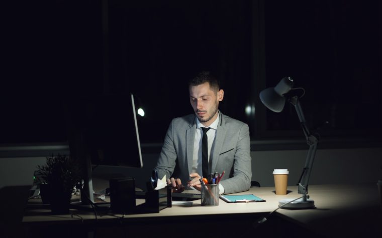 Homme d'affaires travaillant tard le soir au bureau