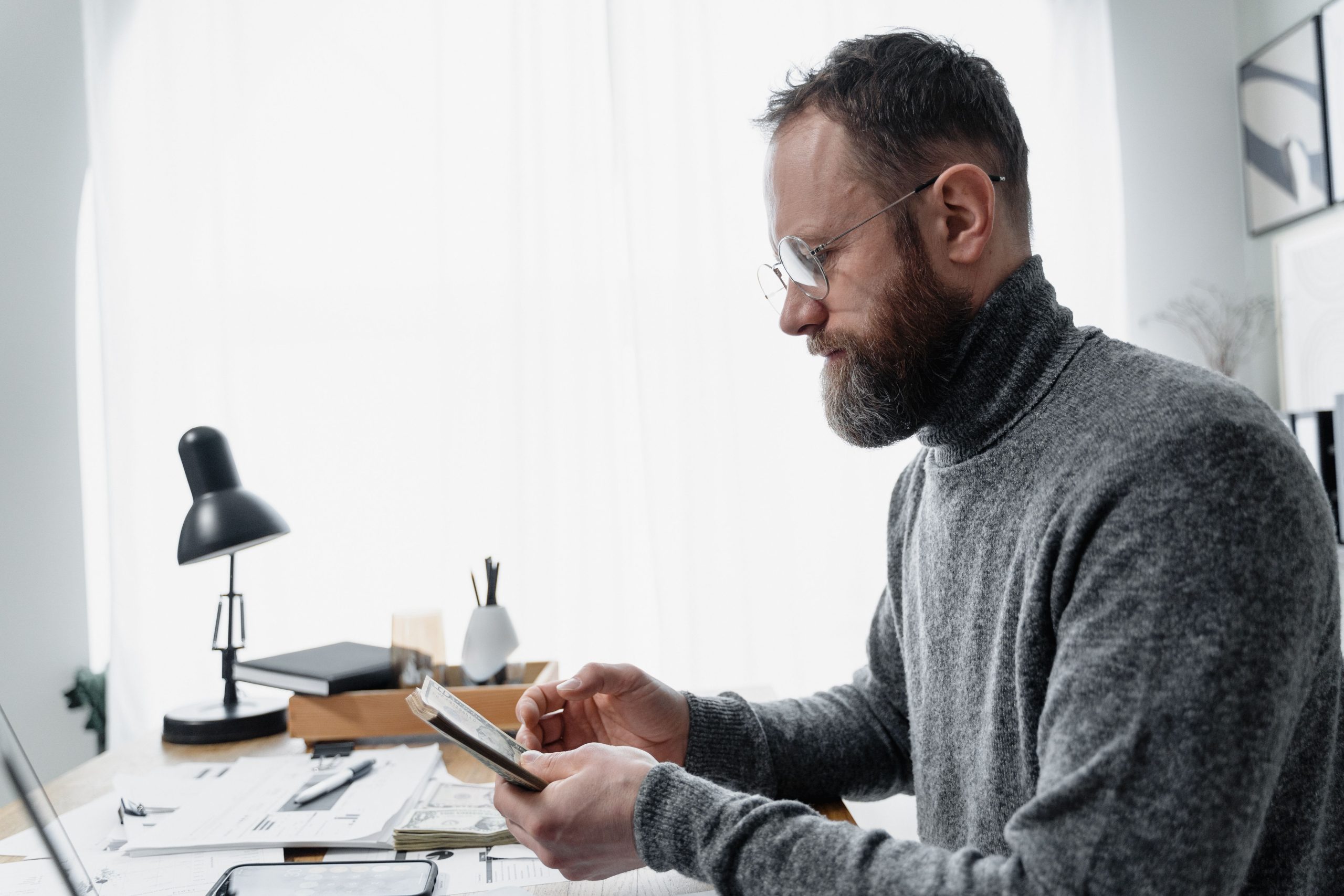 Homme consultant des documents à son bureau
