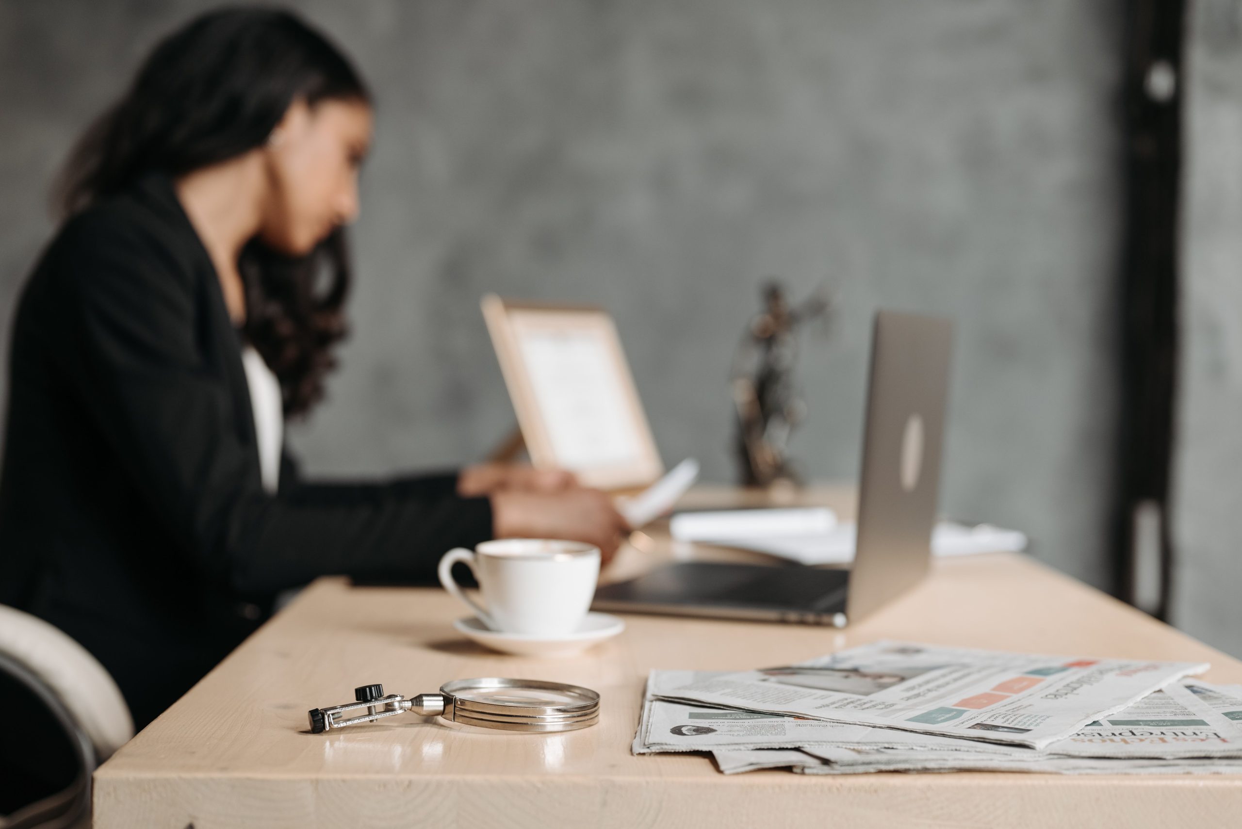 Assistante travaillant à son bureau avec ordinateur portable