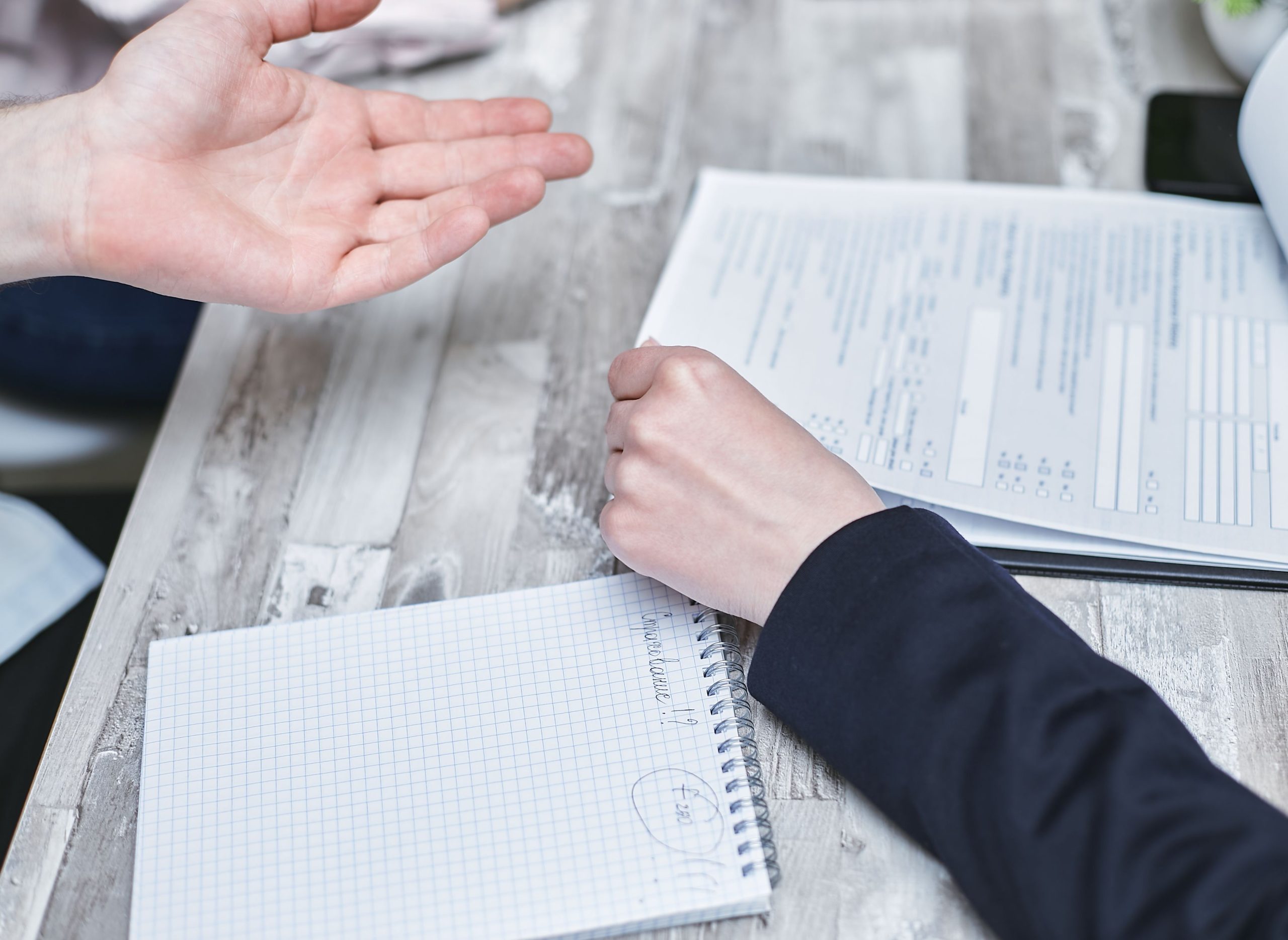 Discussion professionnelle au bureau avec documents