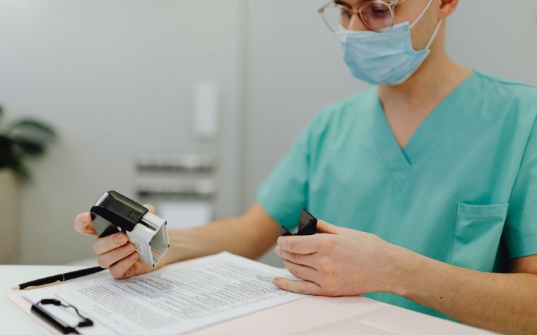 Professionnel de santé examinent dossiers patients avec tampon