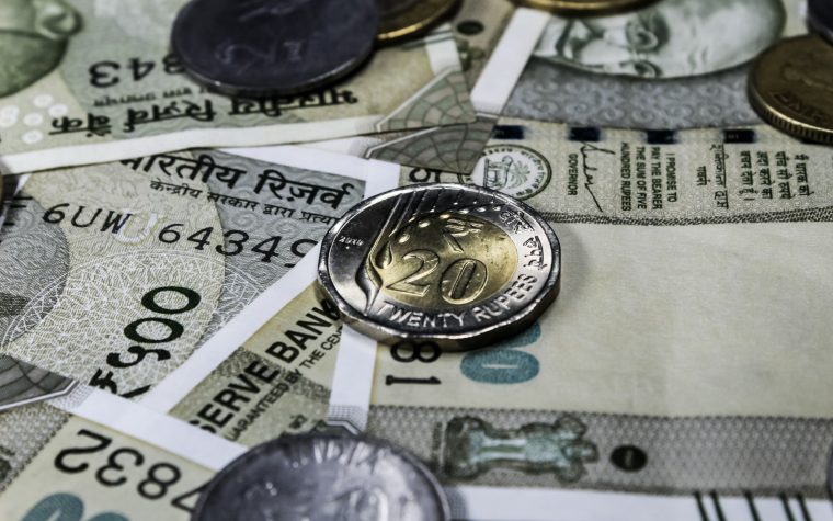 Pièces et billets de roupies indiennes