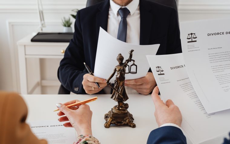 Juristes examinant des documents de divorce
